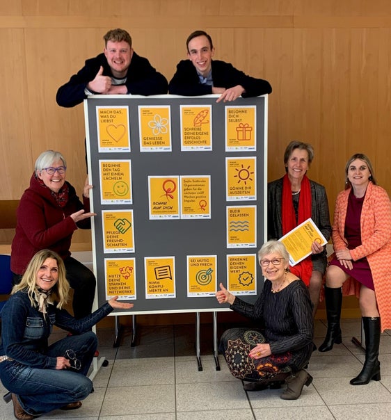 Da sinistra: Heidrun Goller (KVW donne), Angelika Mitterrutzner (Katholischer Familienverband), Philipp Tarfusser (Jugendring), Tobias Bez Masotti (grafico), Irene Vieider (Katholische Frauenbewegung), Antonia Egger (Südtiroler Bäuerinnenorganisation) e Ulrike Oberhammer (Commissione Provinciale per le pari opportunità) (Foto: Servizio donna)