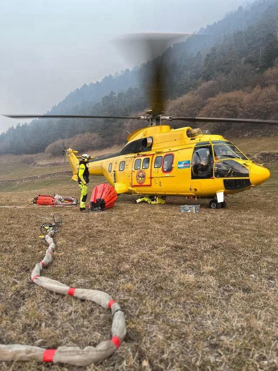 Der zweite Super Puma mit einem Wasserbehälter von 4000 Litern ist heute Mittag in Latsch eingetroffen. (Foto: LPA/Heli Austria)