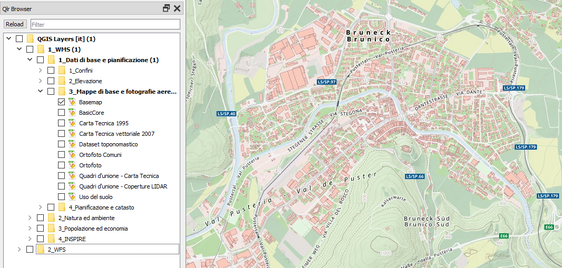 In questa immagine è raffigurata la Basemap dell’Alto Adige. Questa mappa di base è composta da una serie di strati informativi che, a seconda della scala, vengono composti dinamicamente da dati diversi.