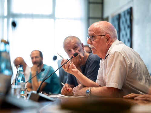 AVS-Vorsitzender Georg Simeoni (vorne) und CAI-Präsident Carlo Alberto Zanella (links davon) sowie die Vorstandmitglieder begrüßten die neue Regelung ausdrücklich und dankten der Landesverwaltung für die konstruktive Zusammenarbeit und die Anerkennung der ehrenamtlichen Arbeit. (Foto: LPA/Fabio Brucculeri)