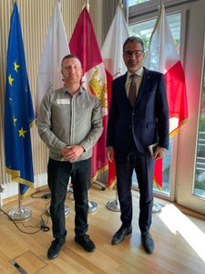 Landeshauptmann Arno Kompatscher (r.) mit Hannes Götsch, Gründer und treibende Kraft der Basis Vinschgau in Schlanders, bei der Eröffnung des EU Design Days 2023 in Brüssel. (Foto: LPA/Außenamt Brüssel)