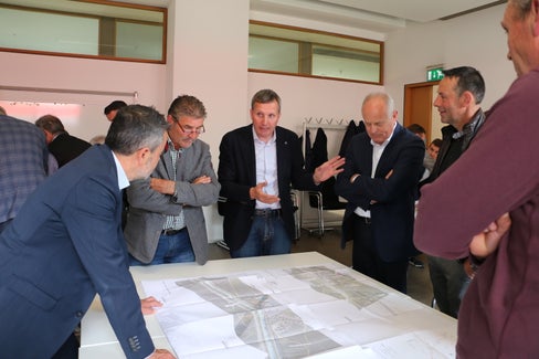 Vertretungen der Anrainergemeinden und des Südtiroler Bauernbundes diskutierten mit Vertretern des Landes Südtirol und des Schienennetzbetreibers RFI über die künftige Streckenführung der Bahnlinie Meran-Bozen. (Foto: LPA/Landesabteilung Mobilität)