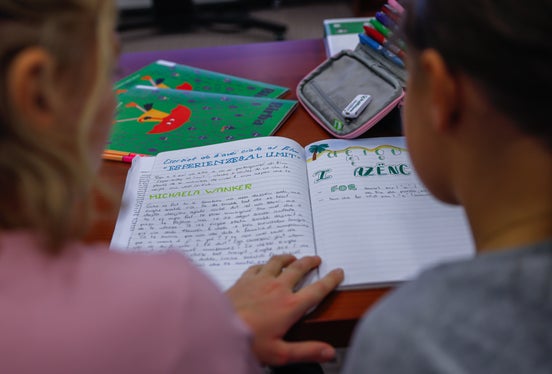  Ndut iel tla valedes ladines 15 scoles elementeres y 5 scoles mesanes cun bën 129 tlasses y 1800 sculeies y sculées (dac dl ann de scola 2021/22). (Foto: ASP/Oskar Verant)
