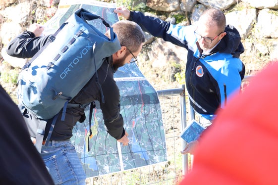 Jan Kobald vom Amt für Wildbach- und Lawinenverbauung West und Nicola Marangoni vom Landeswarnzentrum informierten bei der Exkursion zum Mutbach und zum Mühlbach. (Foto: LPA/Maja Clara)