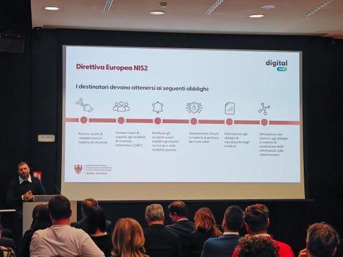 Die Teilnehmer und Teilnehmerinnen wurden im Detail über die NIS2-Richtlinie informiert, die einen noch besseren Schutz in Sachen Cybersicherheit herbeiführen soll. (Foto: LPA/Ursula Pirchstaller)