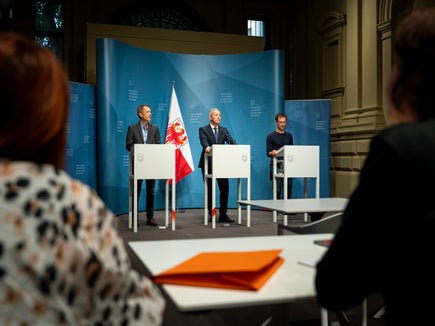 I sistemi di riscaldamento a legna sono considerati rispettosi del clima e dell'ambiente. Tuttavia, è importante farli funzionare correttamente: il direttore dell'Ufficio Aria e Rumore Georg Pichler, l'assessore provinciale Peter Brunner e il presidente degli spazzacamini Christian Resch (da sinistra) hanno fornito informazioni alla conferenza stampa sul tema “Riscaldare con la legna... ma bene!”. (Foto: USP/Fabio Brucculeri)