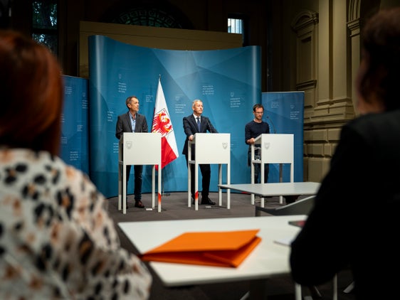 Holzheizungen gelten als klimaschonend und umweltfreundlich. Es kommt aber darauf an, sie richtig zu betreiben: Amtsdirektor Georg Pichler, Landesrat Peter Brunner und Kaminkehrer-Obmann Christian Resch (von links) informierten bei der Pressekonferenz über die Initiative "Heizen mit Holz... aber richtig". (Foto: LPA/Fabio Brucculeri)