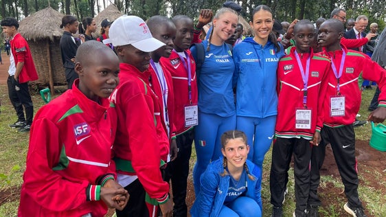 Die Teilnehmer-Delegation aus Italien, die bei diesem internationalen Cross-Country-Rennen an den Start ging, wurde von Astrid Ferrari von der Pädagogischen Abteilung an der Deutschen Bildungsdirektion koordiniert; im Gruppenbild im blauen Dress stehend: Marion Oberhofer, Emma Pichler Ghirardello, kniend: Hanna Fink (Foto: LPA/Pädagogische Abteilung der Deutschen Bildungsdirektion/Astrid Ferrari)   