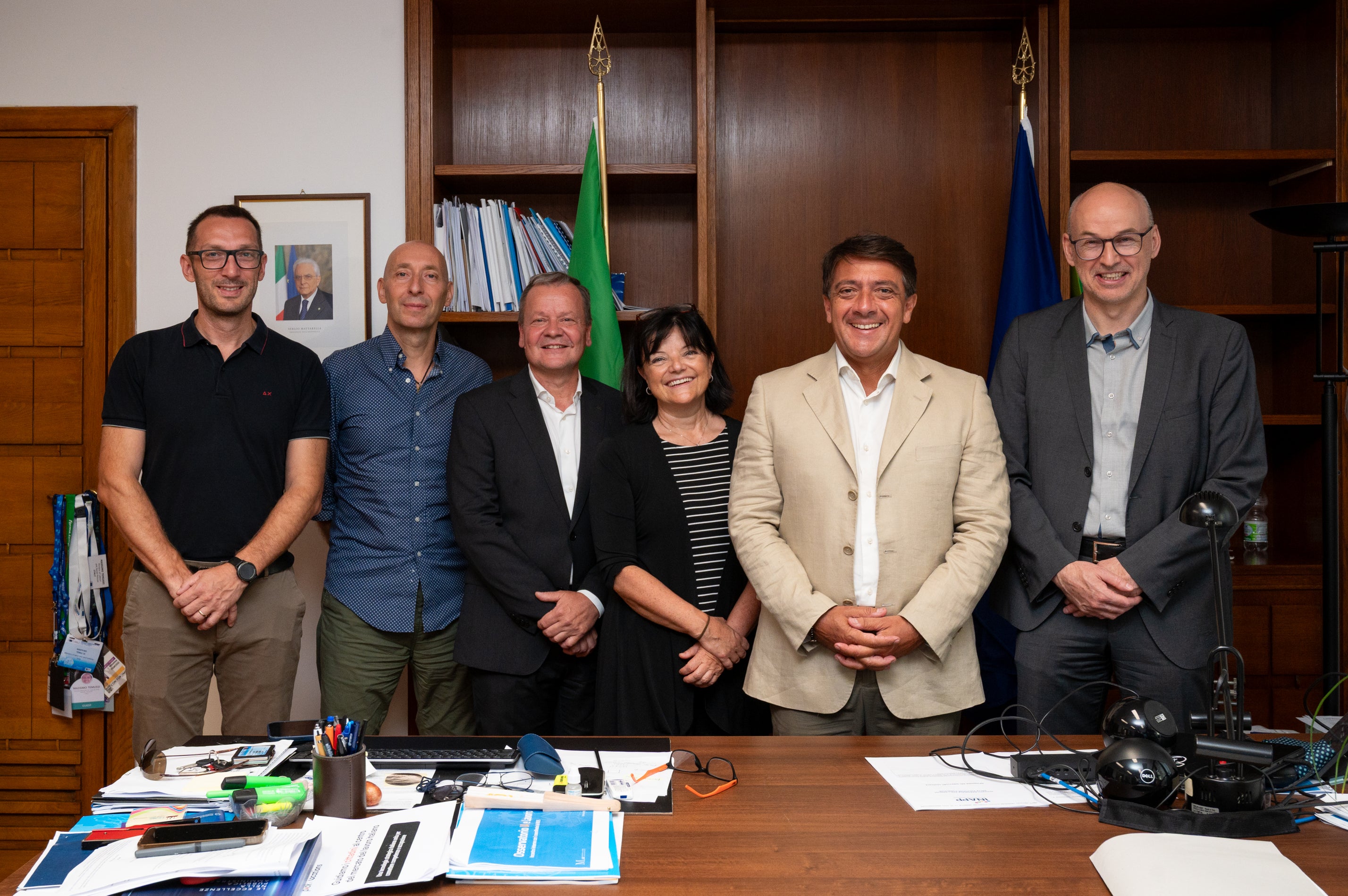 All’incontro di lavoro hanno partecipato (da sinistra): Stephen Gallmetzer Kaufmann dell’Unione Agricoltori e Coltivatori Diretti Sudtirolesi, Alessandro Gaetani della Divisione V del Ministero del Lavoro e delle Politiche Sociali, Josef Haller, vicedirettore dell’Unione Agricoltori e Coltivatori Diretti Sudtirolesi, Petra Piffer, direttrice dell’Ispettorato del Lavoro, Massimo Temussi in qualità di rappresentante della Direzione Generale per le Politiche attive del lavoro del Ministero, nonché Günther Burger in qualità di rappresentante del Dipartimento Europa, Lavoro e Personale della Provincia autonoma di Bolzano, di cui è direttore. (Foto: USP/Studio154)