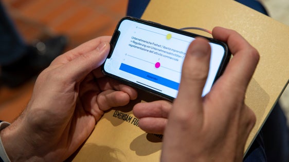 Per Mobilgerät konnten sich die Bürgerinnen und Bürger über Umfragen und mit eigenen Fragen in Echtzeit zur nachhaltigen Zukunft Südtirols zu Wort melden. (Foto: LPA)