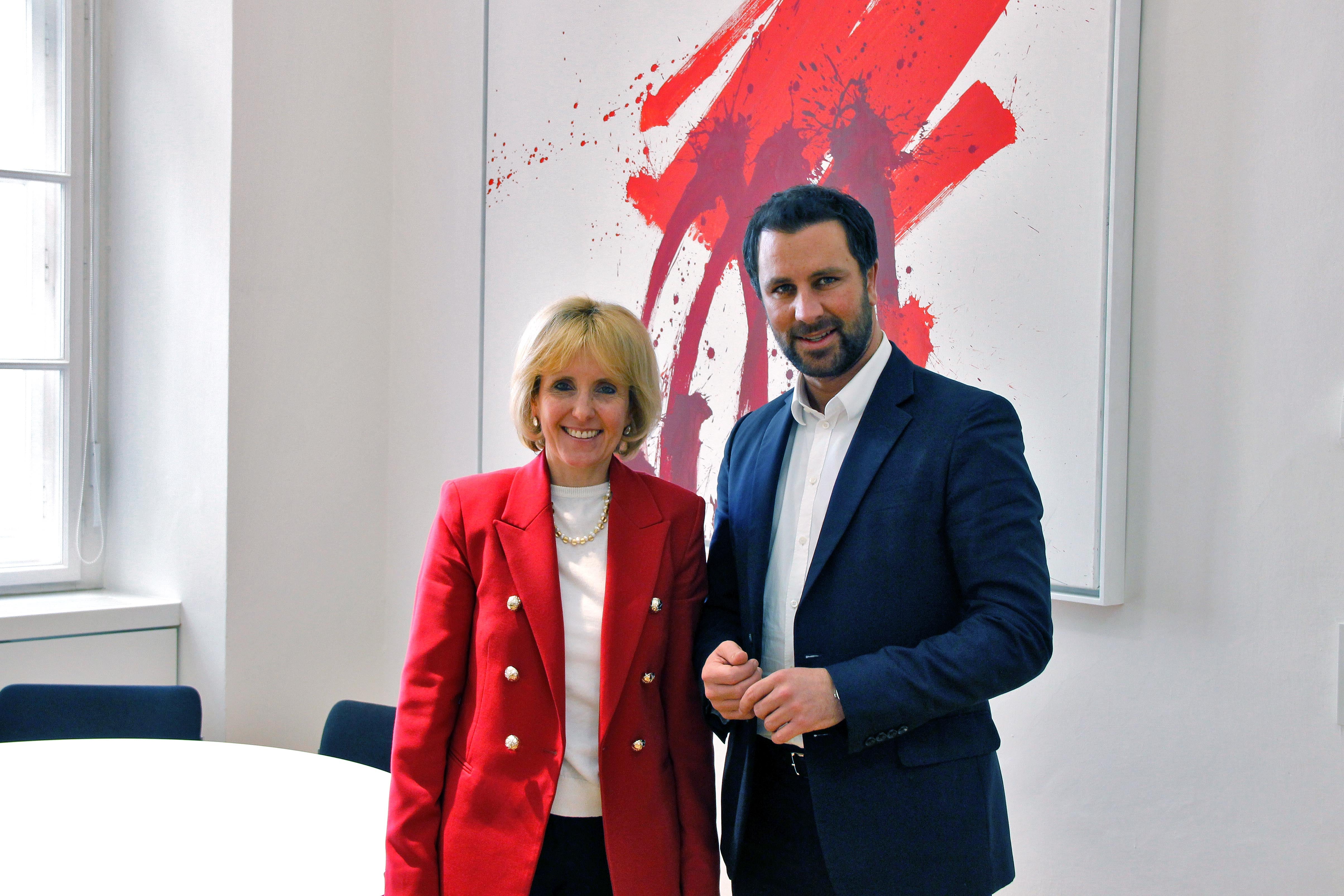 Wollen den grenzüberschreitenden Austausch zum Thema Wohnen ausbauen: Südtirols Landesrätin Deeg und Tirols Landesrat Dornauer. (Foto: LPA/Hannes Wisthaler)