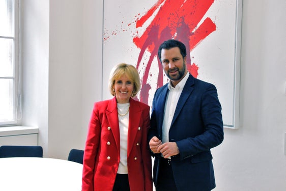 Wollen den grenzüberschreitenden Austausch zum Thema Wohnen ausbauen: Südtirols Landesrätin Deeg und Tirols Landesrat Dornauer. (Foto: LPA/Hannes Wisthaler)