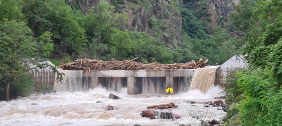 Das Rückhaltebecken in der Talfer in der Sill bei Bozen ist auch heute voller Treibholz. (Foto: Agentur für Bevölkerungsschutz/Berufsfeuerwehr)