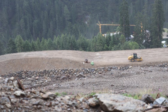 In costruzione: i paravalanghe, che possono trattenere circa 70.000 metri cubi di neve, vengono utilizzati per proteggere gli edifici sottostanti a Trafoi. (Foto: USP/Maja Clara)