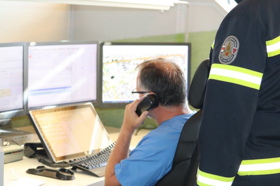 Un addetto della iCentrale di emergenza statale prende in consegna la password per l'attivazione delle sirene della Protezione civile. (Foto: ASP / Maja Clara) 