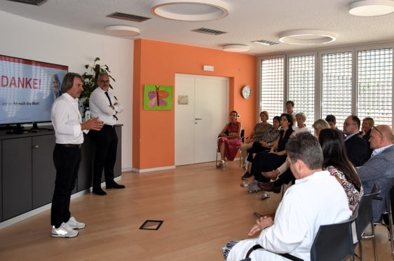 Das Gemeinschaftshaus soll bessere Betreuung für chronisch Kranke und weniger Wege für alle bringen, erklärten Gesundheitslandesrat Hubert Messner und Ressortdirektor Michael Mayr beim Gespräch mit den Mitarbeitenden im Gesundheitssprengel Unterland in Neumarkt. (Foto: LPA/Angelika Schrott)