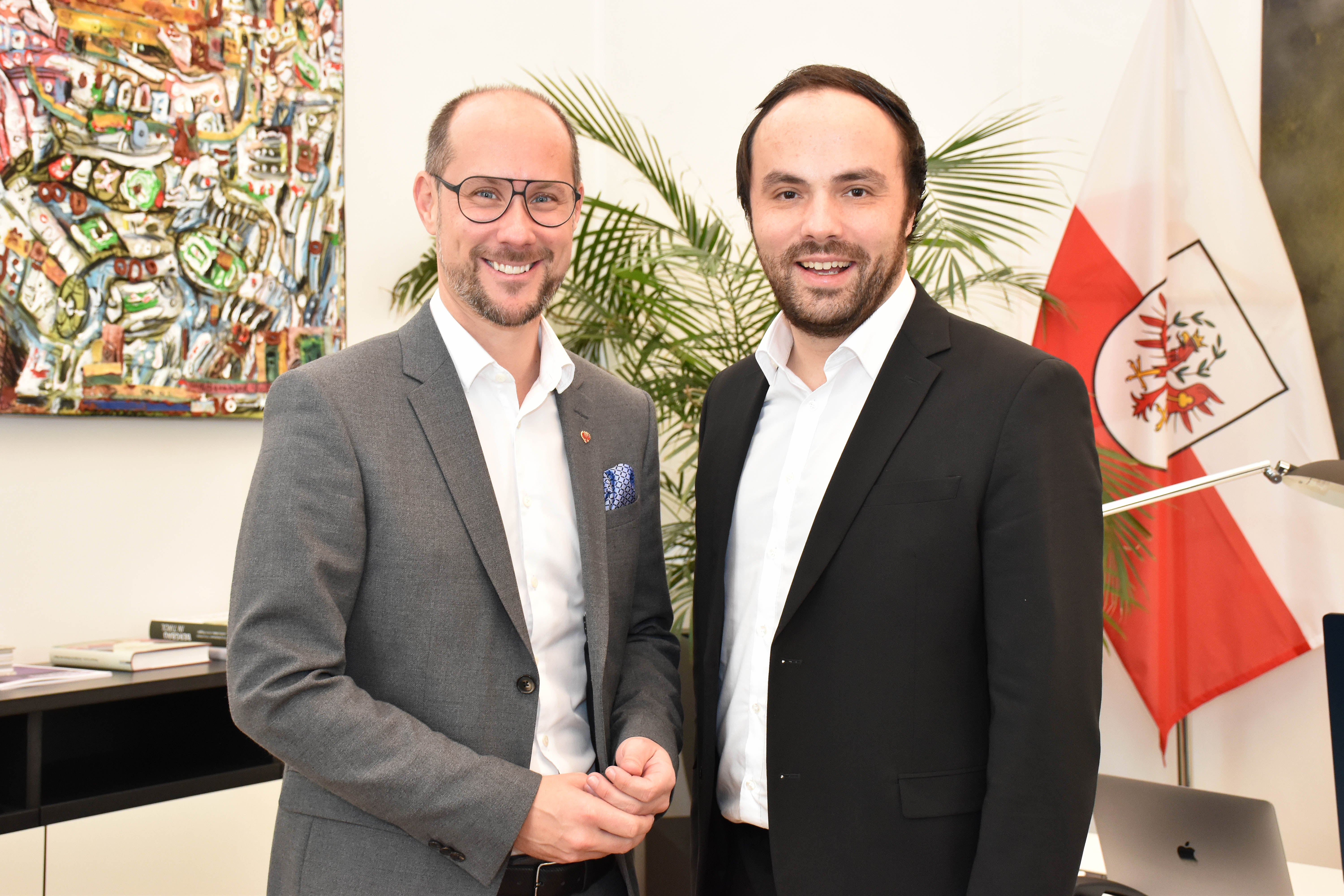 Primo incontro ufficiale a Innsbruck tra l'assessore tirolese Mario Gerber (nella foto a sinistra) e l'assessore altoatesino Philipp Achammer (Foto: Land Tirol/Pichler)