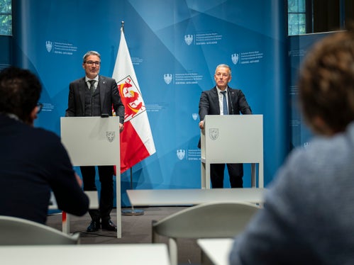 Die Landesregierung hat die Verlängerung des Energiebonus bis Ende 2029 genehmigt. Die Details dazu hat Landesrat Peter Brunner (rechts) - im Bild mit Landeshauptmann Arno Kompatscher - bei der Pressekonferenz nach der Sitzung der Landesregierung am 30. Oktober in Bozen vorgestellt. (Foto: LPA/Fabio Brucculeri)