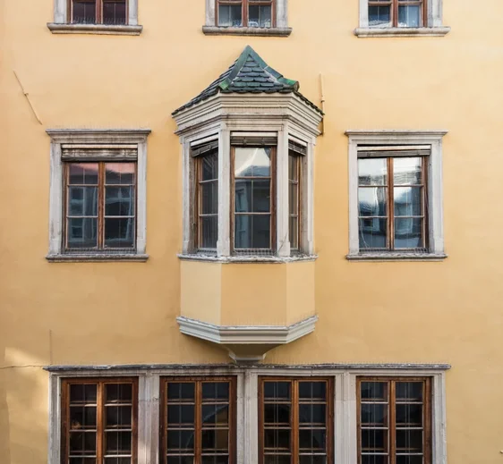 Die Bozner Laubenhäuser, in denen die Kreuzer-Sammlung untergebracht wird, werden erneuert und als Museum umgestaltet. Die Arbeiten, die nun zugeschlagen wurden, sollen 2026 abgeschlossen sein. (Foto: LPA/Betrieb Landesmuseen)