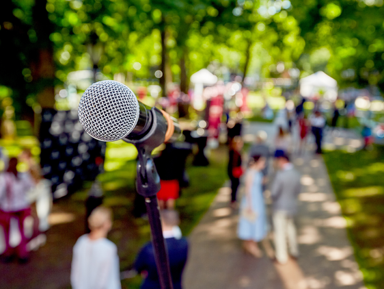 Wer um Genehmigung für eine Veranstaltung in einem Schutzgebiet ansuchen möchte, dem steht der Online-Dienst des Landesamtes für Natur im Südtiroler Bürgernetz zur Verfügung. (Foto: Canva)