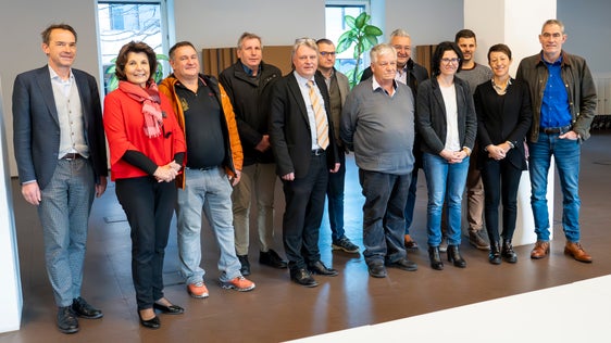 "Accompagnare il Parco Nazionale verso il futuro". L'assessora Maria Hochgruber Kuenzer (nella foto la seconda da sinistra) con le sindache e i sindaci dei Comuni all'interno del Parco, insieme al direttore di Dipartimento, Frank Weber (nella foto il primo da sinistra), la direttrice di Ripartizione Virna Bussadori e il direttore d'Ufficio, Hanspeter Gunsch (nella foto il primo da destra). (Foto: ASP/Monika Pichler) 