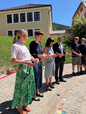 100 Jahre Fachschule für Landwirtschaft, Hauswirtschaft und Ernährung Dietenheim: Eröffnung des Kunstwerkes (von links): die Geschäftsführerin des Südtiroler Künstlerbundes Lisa Trockner, die Direktorin der Fachschule Dietenheim Gertraud Aschbacher, Künstlerin Claudia Barcheri, Georg Oberhollenzer von der Raika Bruneck (Foto: LPA/Fachschule für Landwirtschaft, Hauswirtschaft und Ernährung Dietenheim)
