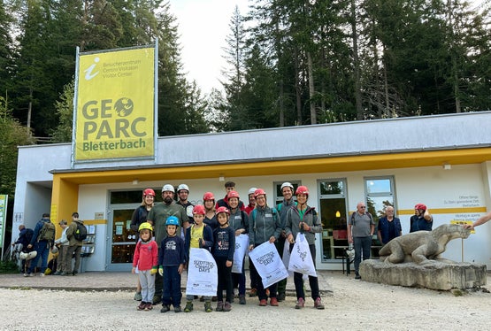 Müll sammeln im Geoparc Bletterbach: Teilnehmende des Tourismusvereins Aldein-Radein-Jochgrimm, des Landesamtes für Natur, der Landesabteilung Natur, Landschaft und Raumentwicklung und des Geoparc Bletterbach am vergangenen Wochenende bei den Clean Up Days. (Foto: Geoparc Bletterbach)