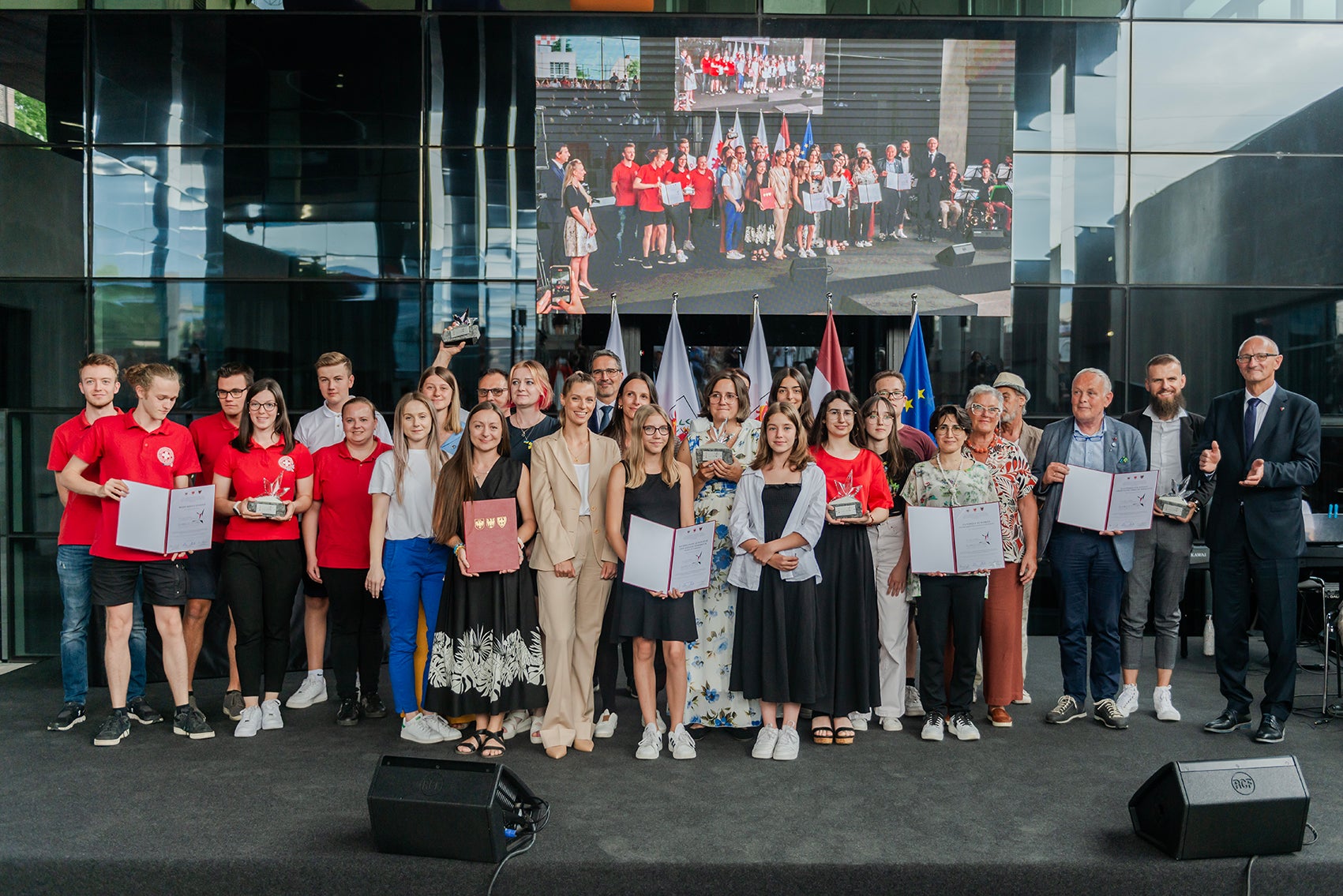 La consegna del premio Prestazione d’eccellenza - il volontariato giovanile alle organizzazioni di volontariato giovanile, lo scorso anno al NOI Techpark di Bolzano (Foto: ASP/Claudia Corrent)