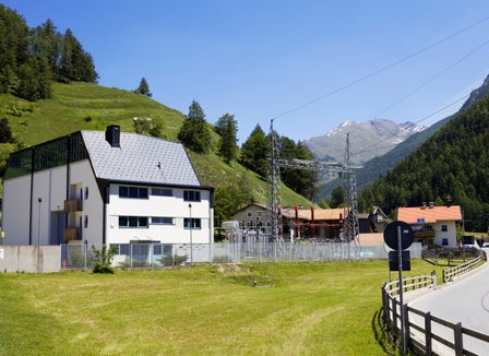 Für das Wasserkraftwerk Graun stehen in den kommenden drei Jahren rund 719.000 Euro für Maßnahmen zur Aufwertung der Umwelt in den Ufergemeinden zur Verfügung. (Foto: Alperia)