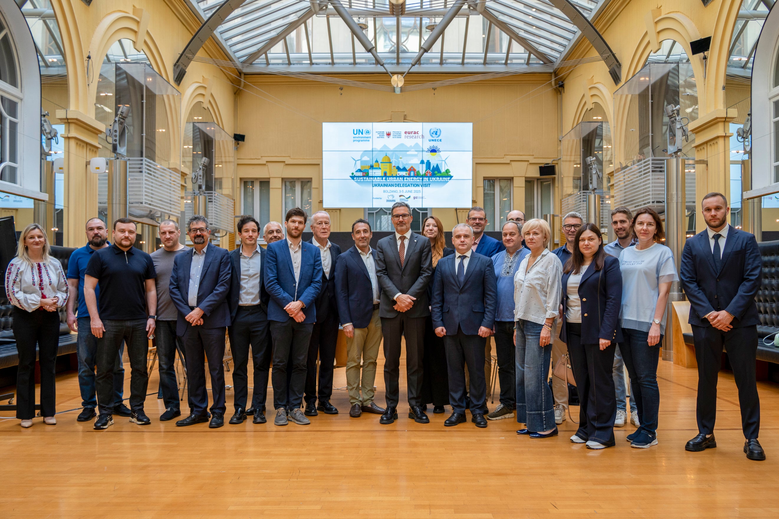 Am  5. Juni tauschte sich im Innenhof des Palais Widmann eine Delegation der Regionen Odessa und Transkarpatien und der Städte Charkiw und Mykolajiw mit Landeshauptmann Arno Kompatscher, Fachleuten von Eurac Research, Vertretern und Vertreterinnen der Vereinten Nationen sowie lokale Unternehmen über Themen wie Autonomie, wirtschaftliche Entwicklung, nachhaltige Stadtplanung und erneuerbare Energieversorgung aus. (Foto: Eurac Research/Annelie Bortolotti)