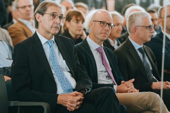Neue Fakultät für Ingenieurwesen der Freien Universität Bozen eröffnet (von links): der scheidende Rektor der Freien Universität Bozen Paolo Lugli, der künftige Rektor Alex Weissensteiner und Dekan Andrea Gasparella bei der Eröffnung der neuen Fakultät für Ingenieurswesen. (Foto: LPA/NOI Techpark/Daniele Fiorentino) 
