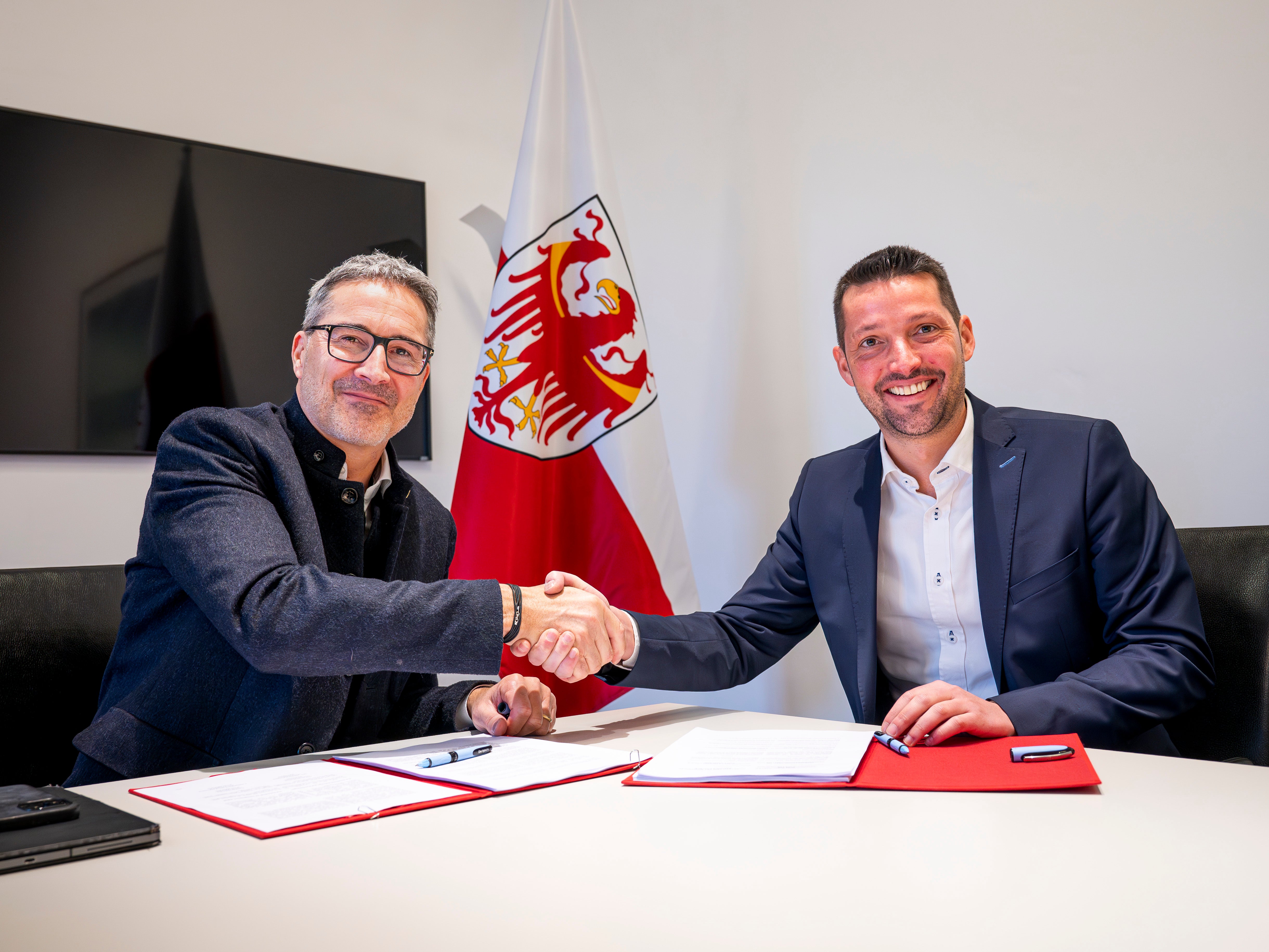 Il presidente della Provincia Arno Kompatscher (da sinistra) e il presidente del Consiglio dei Comuni Dominik Oberstaller sono soddisfatti che, grazie al solido bilancio 2026, la Provincia autonoma di Bolzano possa mettere a disposizione dei Comuni risorse notevolmente maggiori per potenziare i servizi e sostenere in modo mirato le famiglie. (Foto: USP/Fabio Brucculeri)
