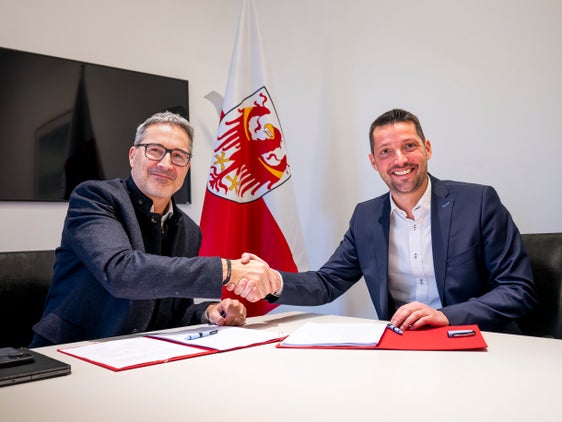 Il presidente della Provincia Arno Kompatscher (da sinistra) e il presidente del Consiglio dei Comuni Dominik Oberstaller sono soddisfatti che, grazie al solido bilancio 2026, la Provincia autonoma di Bolzano possa mettere a disposizione dei Comuni risorse notevolmente maggiori per potenziare i servizi e sostenere in modo mirato le famiglie. (Foto: USP/Fabio Brucculeri)
