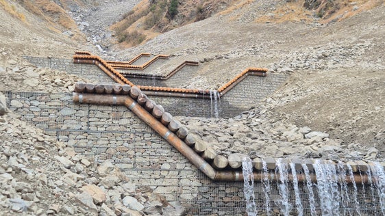 Per ricostruire queste opere sono stati utilizzati gabbioni in rete e protetta ogni sezione di deflusso con tondame in larice, contro gli effetti del torrente. (Foto: USP/Ufficio Sistemazione bacini montani ovest/Martin Eschgfäller)