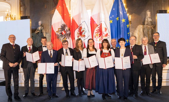 11 Frauen und Männer erhielten die Ehrenzeichen. (Foto: Land Tirol/Die Fotografen)
