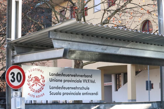 Der Landesverband der Freiwilligen Feuerwehren Südtirols und die Landesfeuerwehrschule sind laut Landesgesetz von 2002 Teil des Feuerwehrwesens. (Foto: LPA/Maja Clara)