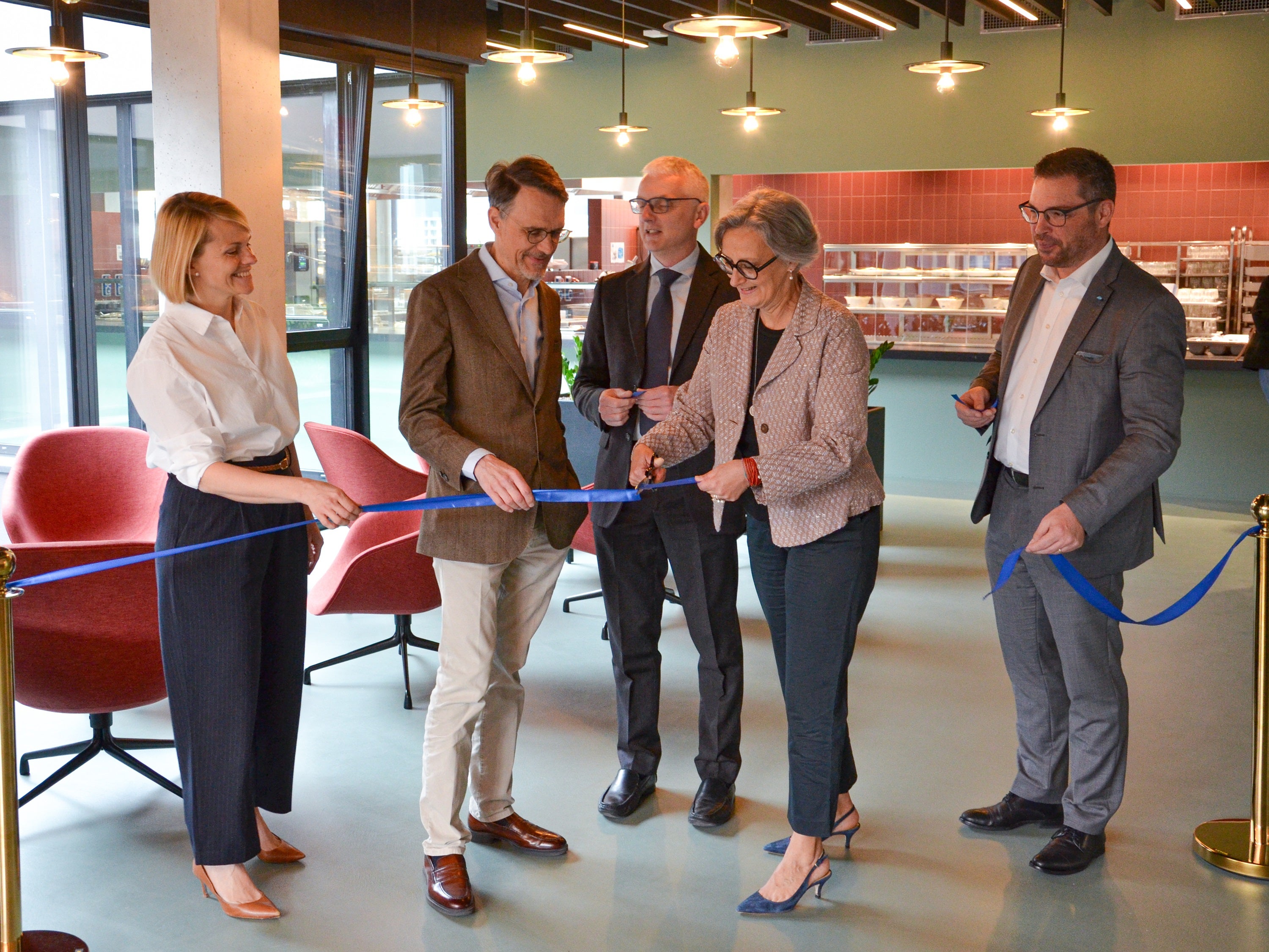 Con il taglio del nastro è stata inaugurata la nuova mensa del NOI Techpark di Bolzano: nella foto (da sinistra) Claudia Flaim (Markas), il direttore dell'Università di Bolzano Günter Mathà, Andrea Gasparella (preside della Facoltà di Ingegneria), la direttrice di Ripartizione Rolanda Tschugguel e Armin Boschetto (Markas). (Foto: Ufficio Diritto allo studio universitario/Markas)