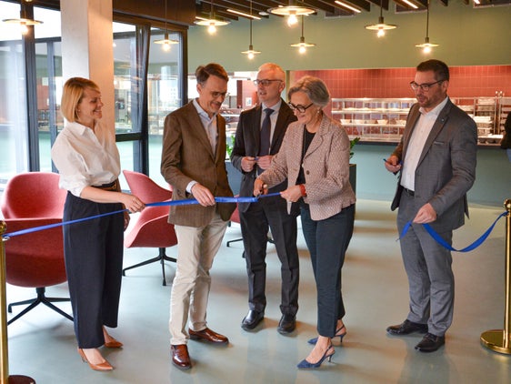 Con il taglio del nastro è stata inaugurata la nuova mensa del NOI Techpark di Bolzano: nella foto (da sinistra) Claudia Flaim (Markas), il direttore dell'Università di Bolzano Günter Mathà, Andrea Gasparella (preside della Facoltà di Ingegneria), la direttrice di Ripartizione Rolanda Tschugguel e Armin Boschetto (Markas). (Foto: Ufficio Diritto allo studio universitario/Markas)