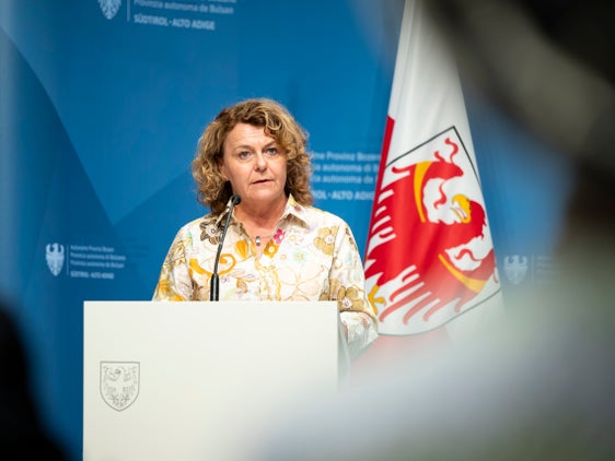 Landesrätin Rosmarie Pamer erinnert anlässlich des Internationalen Tages gegen die Misshandlung älterer Menschen an das Silbertelefon, das von Montag bis Freitag von 9 bis 12 Uhr sowie am Donnerstagnachmittag von 14.30 bis 17.30 Uhr unter der Telefonnummer 0471 16 26 266 erreichbar ist. (Foto: LPA/Fabio Brucculeri)