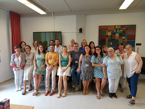 Alexandra Tomaselli (fila in primo piano, quinta da sinistra) ha lavorato in Spagna al progetto “InGEPaST - The Intersection of Gender and Ethnicity in Socio-Economic Participation in South Tyrol and Catalonia in Post-Pandemic Times” nell'ambito della mobilità delle ricercatrici. (Foto: Alexandra Tomaselli)