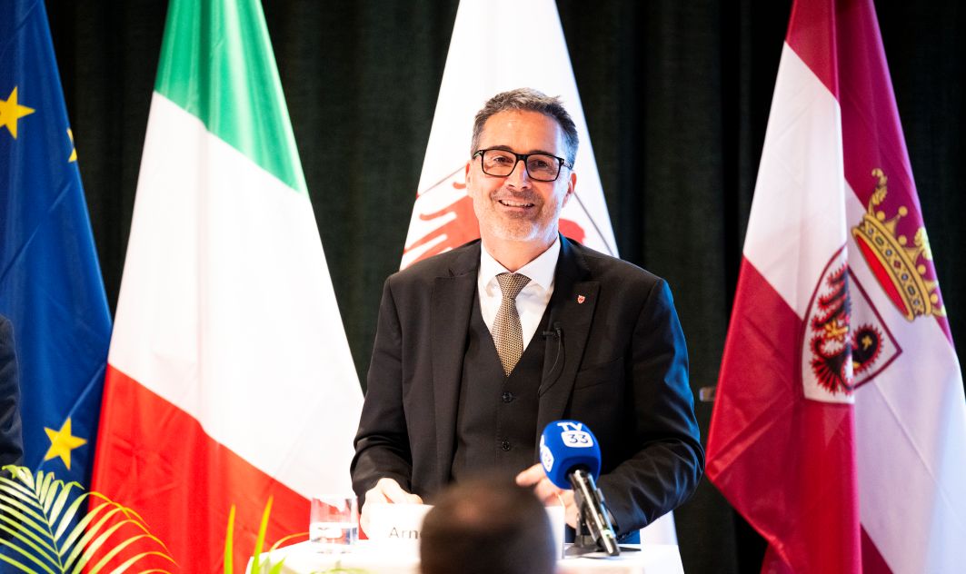 Sono assolutamente convinto che si tratti di un successo. Avevamo tre obiettivi, con questa riforma: ripristinare le competenze, aggiungerne e proteggere l'Autonomia. Abbiamo ottenuto progressi importanti in tutti questi ambiti, ha detto il  presidente della Provincia autonoma di Bolzano, Arno Kompatscher. (Foto: USP/Manuela Tessaro)