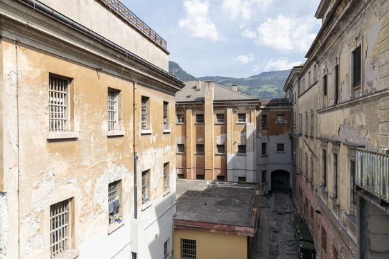 Il carcere di via Dante, una struttura obsoleta inadatta anche perché sprovvista degli spazi necessari al recupero sociale dei detenuti (Foto: ASP/Tiberio Sorvillo) 