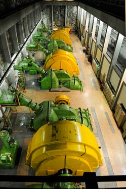 Nel triennio 2026-2028, i fondi pari a 4,9 milioni di euro destinati all'impianto idroelettrico di Lana (nella foto: la sala turbine) potranno essere impiegati nei Comuni rivieraschi di Lana e San Pancrazio per misure ambientali. (Foto: USP/Alperia)