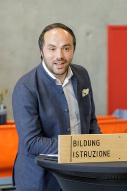 In linea con la sede, all'inizio della conferenza stampa di fine legislatura l'assessore provinciale ha rivolto la sua attenzione all'istruzione. (Foto: ASP/Tiberio Sorvillo)