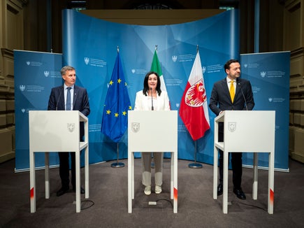 Il vicepresidente e assessore allo Sviluppo economico Marco Galateo (nella foto a destra), l'assessora alla Sicurezza e alla Prevenzione della violenza Ulli Mair e l'assessore al Turismo Luis Walcher (a sinistra) hanno presentato le nuove misure di finanziamento e i criteri rivisti nell'ambito della sicurezza per le imprese locali. (Foto: USP/Fabio Brucculeri)