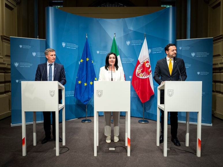 Il vicepresidente e assessore allo Sviluppo economico Marco Galateo (nella foto a destra), l'assessora alla Sicurezza e alla Prevenzione della violenza Ulli Mair e l'assessore al Turismo Luis Walcher (a sinistra) hanno presentato le nuove misure di finanziamento e i criteri rivisti nell'ambito della sicurezza per le imprese locali. (Foto: USP/Fabio Brucculeri)