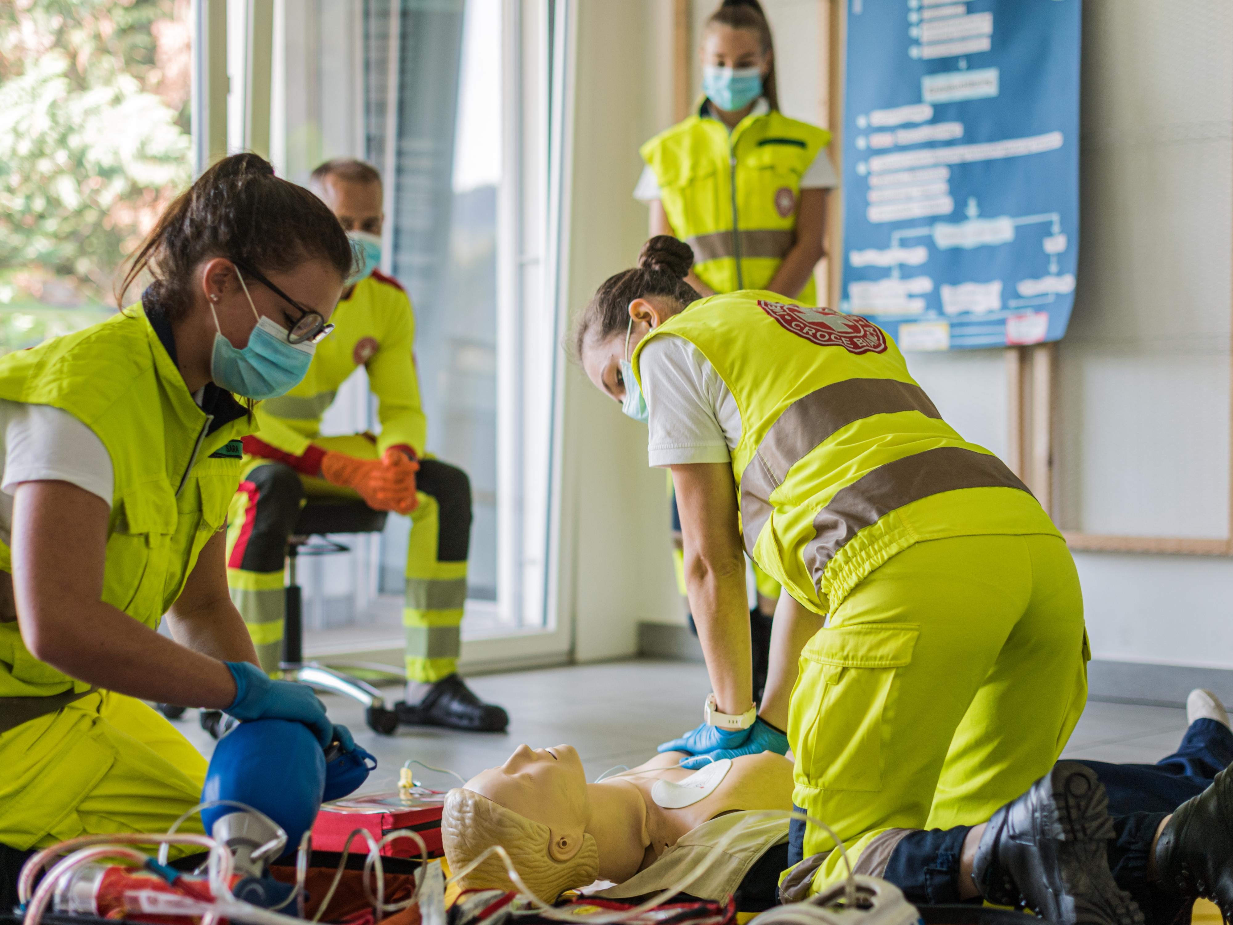 Gli ambiti in cui i volontari possono essere coinvolti spaziano dall'assistenza sanitaria e sociale, al lavoro culturale e con i giovani, alla tutela dell'ambiente, della popolazione e dei consumatori, alla sensibilizzazione, allo sviluppo e all'educazione sportiva (Foto: Croce Bianca Chiusa)