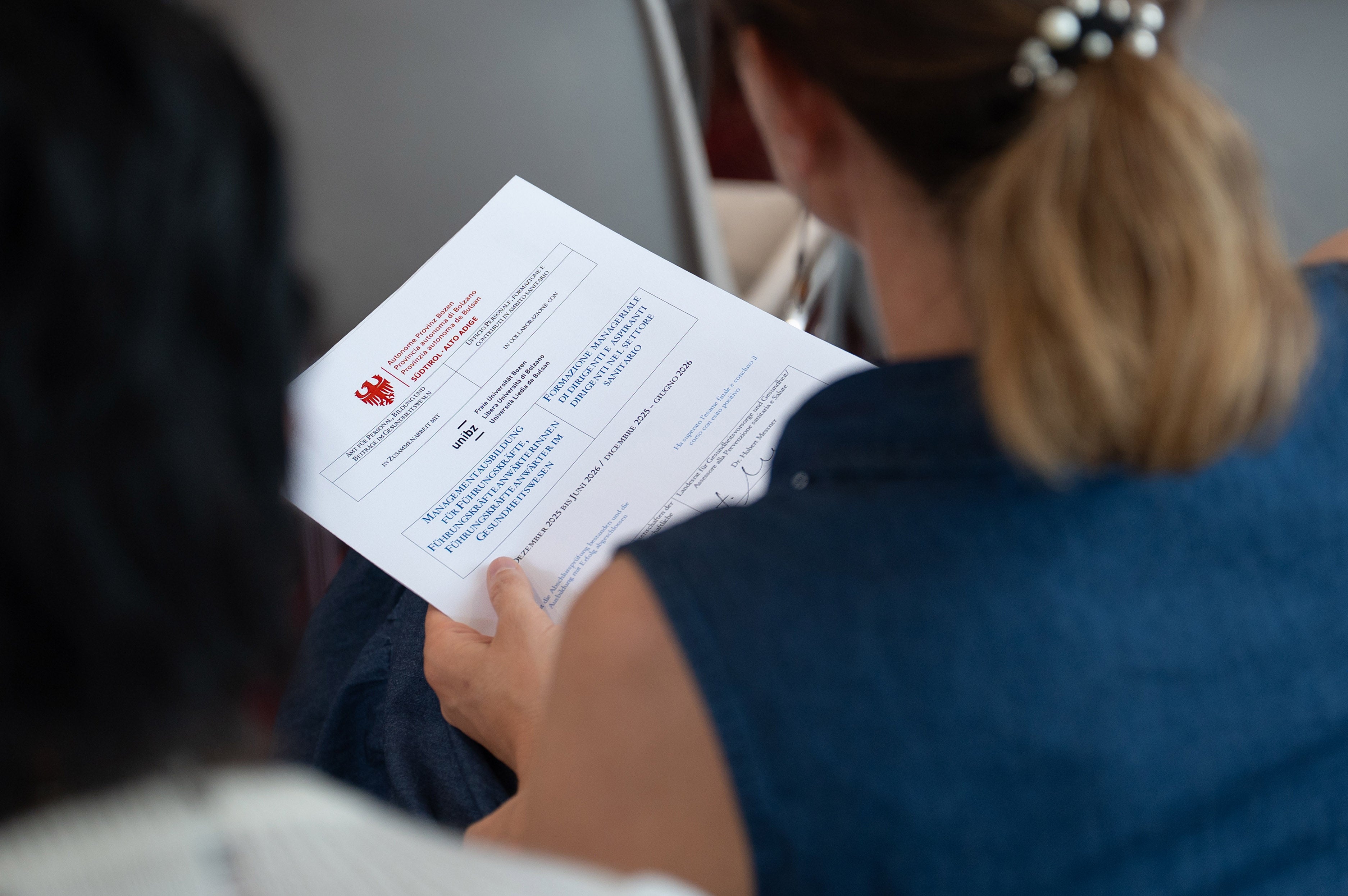 Der Lehrgang in Management für Führungskräfte im Gesundheitsbereich 2025–2026 wurde in Bozen abgeschlossen: überreicht wurden die Diplome an 50 Führungskräfte, vorwiegend aus dem Südtiroler Sanitätsbetrieb. (Foto: LPA/Greta Stuefer)