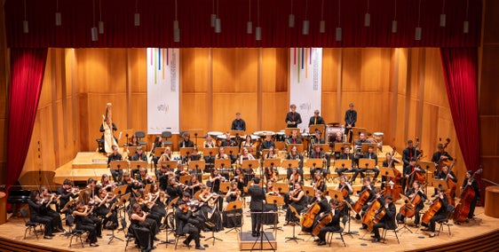 Das Landesjugendorchester Südtirol LJOS unter der Leitung von Edwin Cáceres-Peñuela tritt am kommenden Wochenende bei Konzerten in Meran und Toblach auf die Bühne. (Foto: LPA/Landesdirektion Deutsche und ladinische Musikschule/Nathan Chizzal)