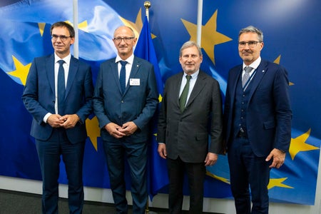 Sprachen mit EU-Kommissar Hahn (3.v.l.) über die Transitsituation im Alpenraum: Die Landeshauptleute (v.l.) Wallner (Voralberg), Mattle (Tirol) und Kompatscher (Südtirol). (Foto: LPA/Javier Bernal Revert)